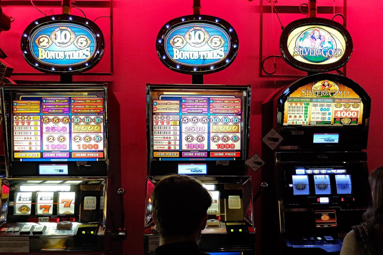 Antarmuka aplikasi 18hoki slot menampilkan pasar taruhan olahraga dan permainan kasino langsung di perangkat mobile